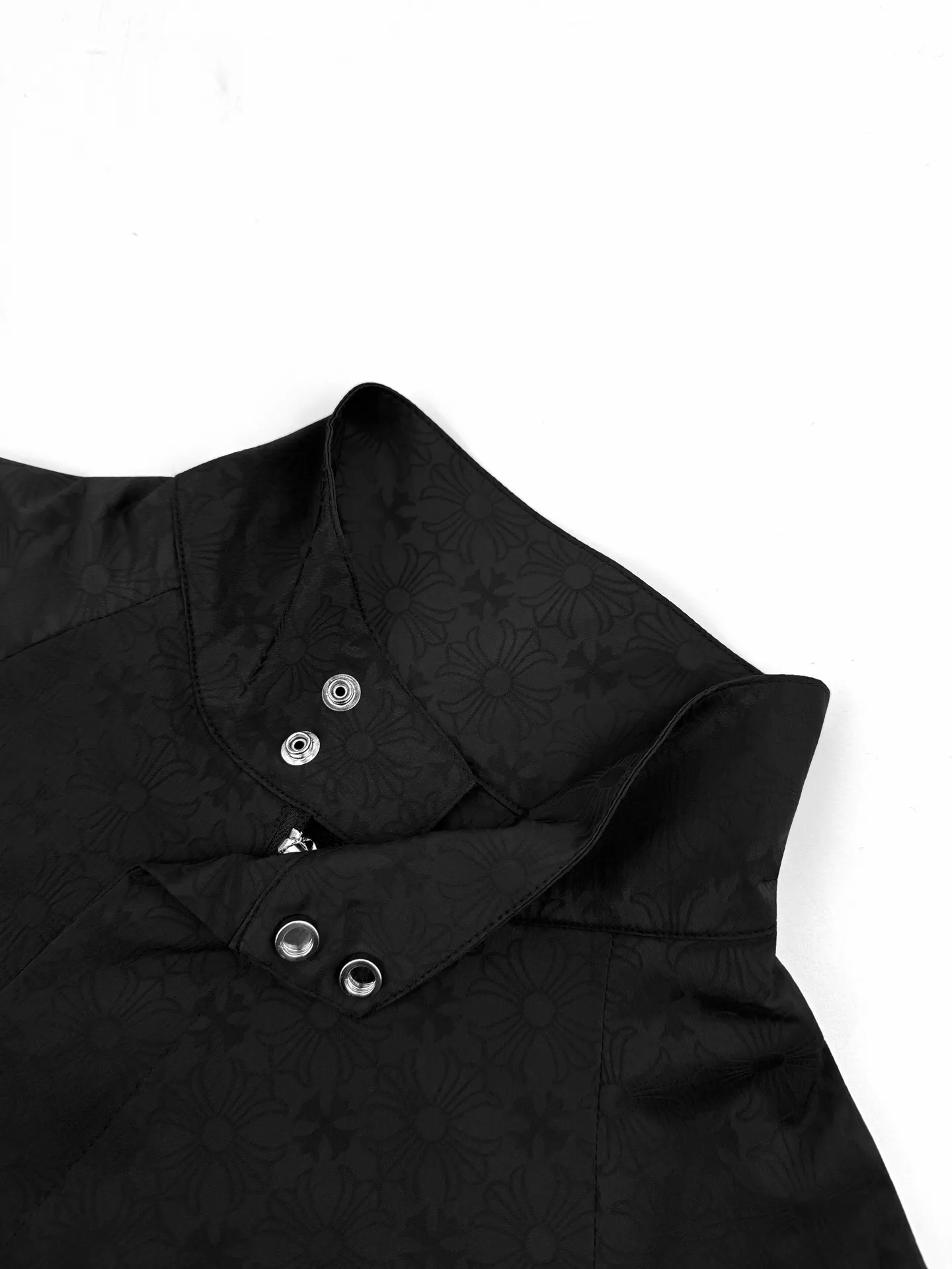 P610 Chrome Hearts full-print dark pattern zipper jacket. Customized phantom floral silk woven fabric. Excellent texture. Comfortable and close to the skin. Mainly based on obsidian black. Like star trails under the night. Encounter the CH pattern covering the body. Derived from the brand's profound cultural heritage. Quietly emerging in a looming manner. Dark pattern aesthetics. Rebellious compatibility. Low-key edge. Full of recognition. Interpretation of unparalleled fashion style. Casual sophistication. Make every touch a ceremonial experience. Process 1: Fabric jacquard technology. By weaving a full-width CH dark jacquard texture technology on the surface of the fabric, control the interweaving method of warp and weft lines. Precisely control the interweaving density and tension of the yarn to make it more three-dimensional. Process 2: Use glue printing. The printing has been modified three times with the film screen. Use glue liquid paint to print the pattern on the fabric. Bake the fabric to fix the printing pattern. Technique 3: Infrared positioning cutting machine. The precise positioning of materials is achieved through infrared emitters and infrared receivers. The accuracy can reach the micron level, thereby meeting the effect of high-precision cutting of alignment strips. Process 4: The fabrics are washed and have a better hand feel. They are not easy to deform, not easy to shrink, not easy to fade, and maintain long-term beauty. Accessories: Customized 1:1 CH zippers, customized 1:1 CH snap buttons, customized 1:1 CH leather main wheat, customized 1:1 CH leather code labels. Customized 1:1 CH trademark Fit: Loose fit Size: S M L XL Style number: CC902